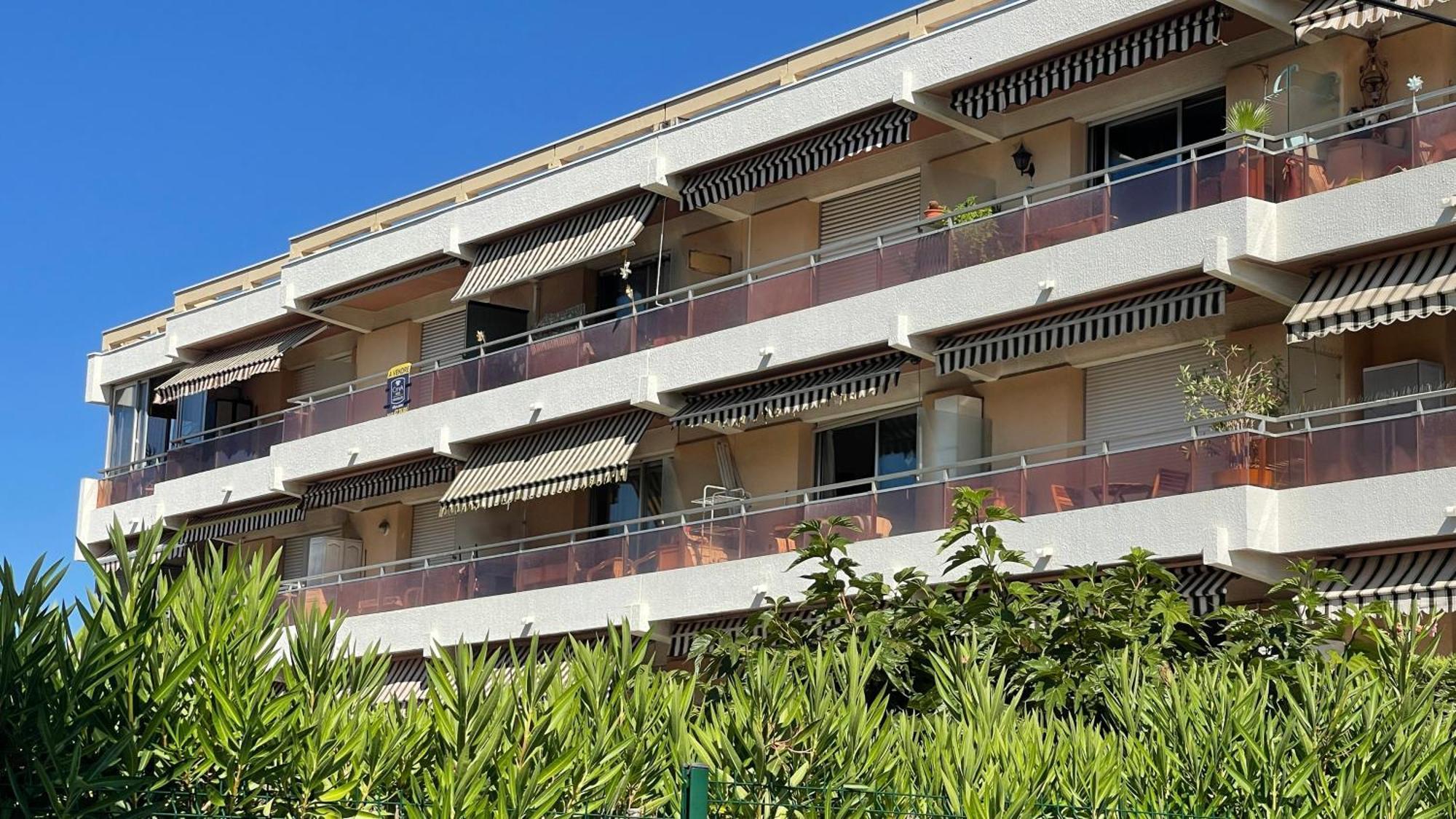 Vue - Terrasse - Parking - * Juan-les-Pins