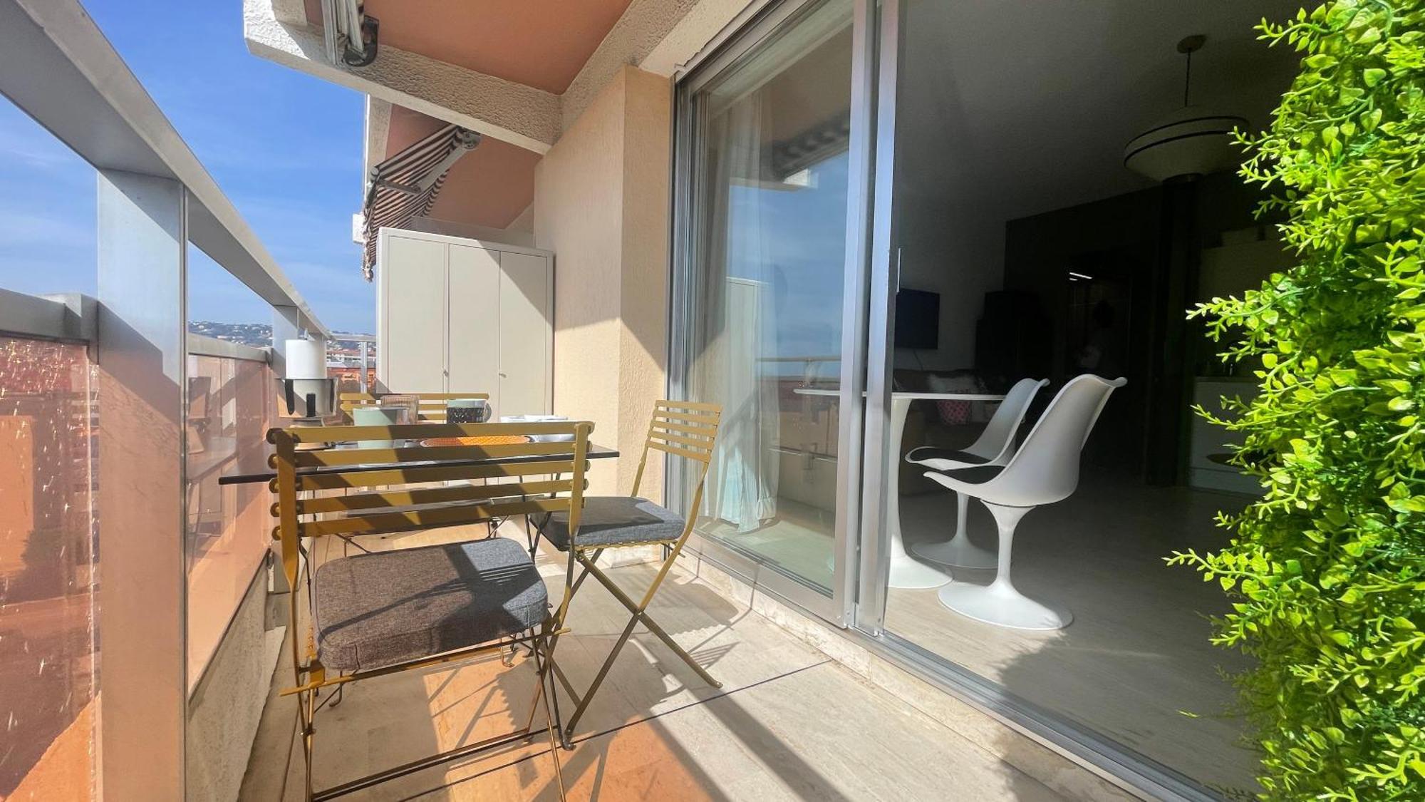 Vue - Terrasse - Parking - * Juan-les-Pins