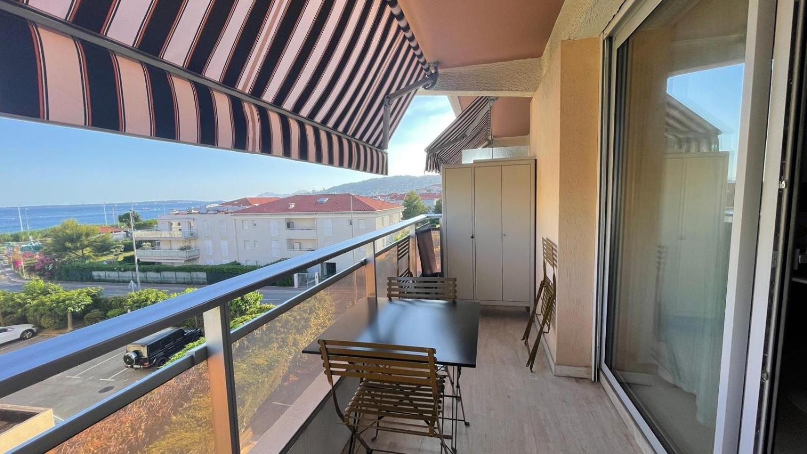 Vue - Terrasse - Parking - * Juan-les-Pins